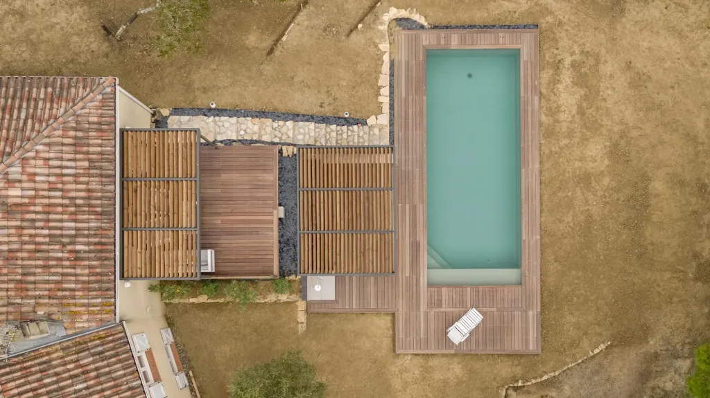 Réalisation d'un terrassement et d'une piscine à Pechbonnieu